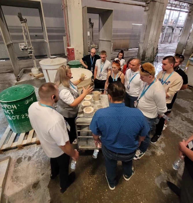 «Впечатляет размах»: Cersanit показывает партнёрам производство